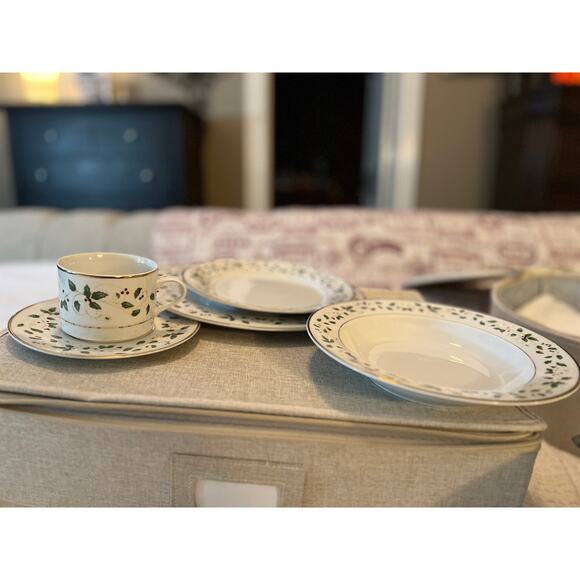 RARE Christmas Holiday Vine Fine for 8 Dinnerware Plates Cups Saucers Bowls - Picture 8 of 16